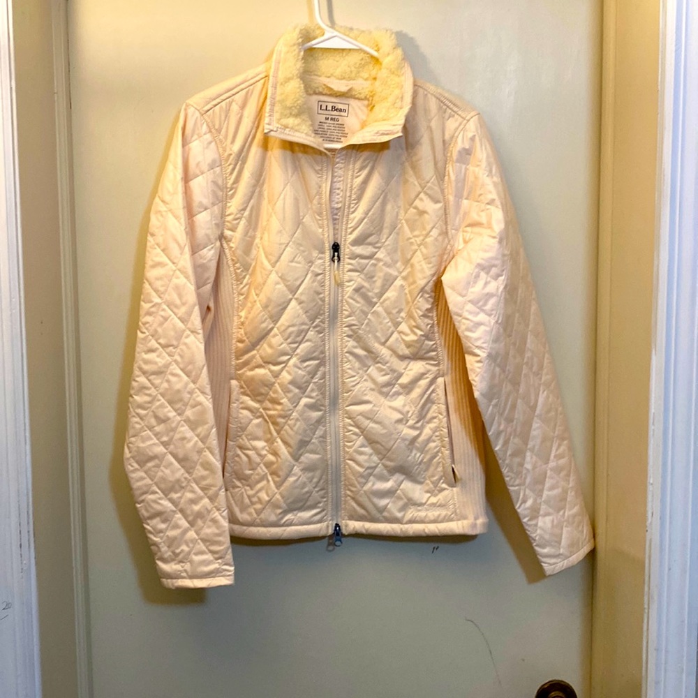 NWOT beautiful Ivory colored thin puffer jacket LL Bean size Medium.